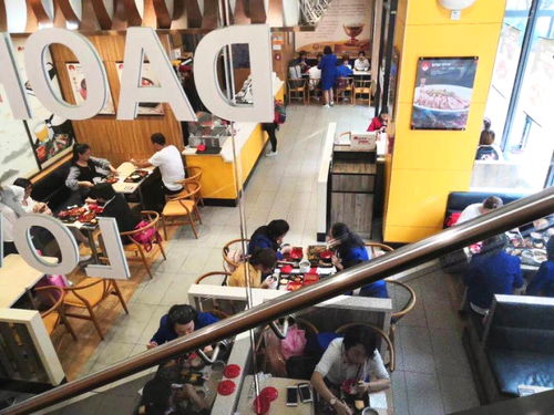 從下崗到餐飲創業，夫妻攜手兩年開上大奔馳